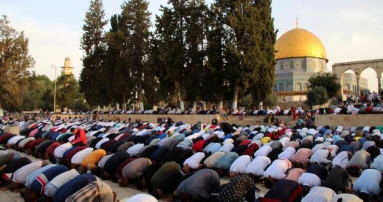 50 ألف مُصلٍّ يؤدون الجمعة في المسجد الأقصى