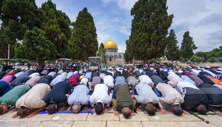 عشرات الآلاف يؤدون صلاة الجمعة في الأقصى