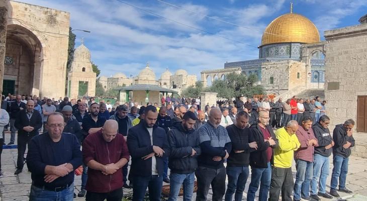 الآلاف يؤدون فجر الجمعة في الأقصى