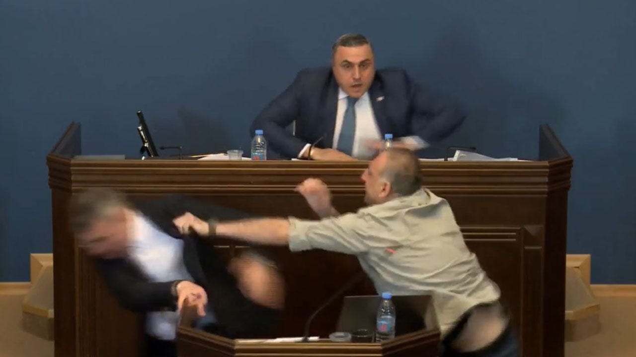 جورجيا : عراك في البرلمان بسبب العملاء الأجانب – فيديو