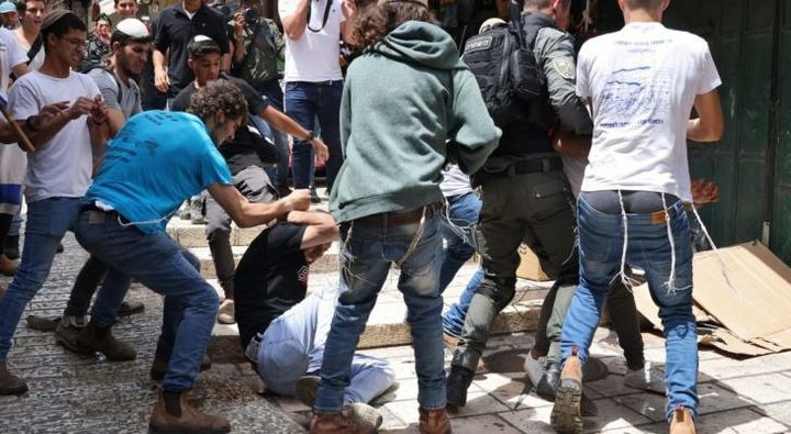 مستوطنون يعتدون على مواطن ويختطفون آخر شرق رام الله