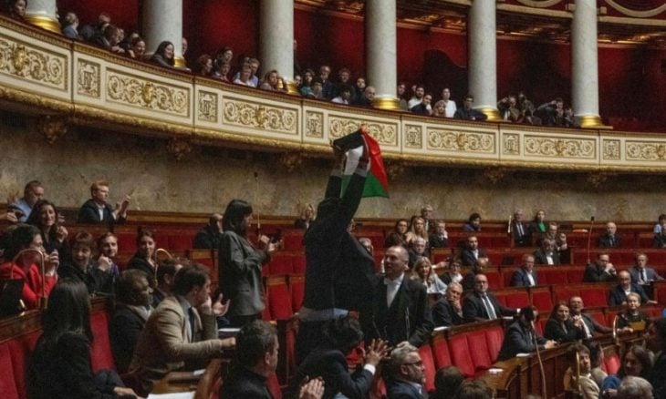 تعليق جلسة للبرلمان الفرنسي وإبعاد نائب رفع علم فلسطين – فيديو