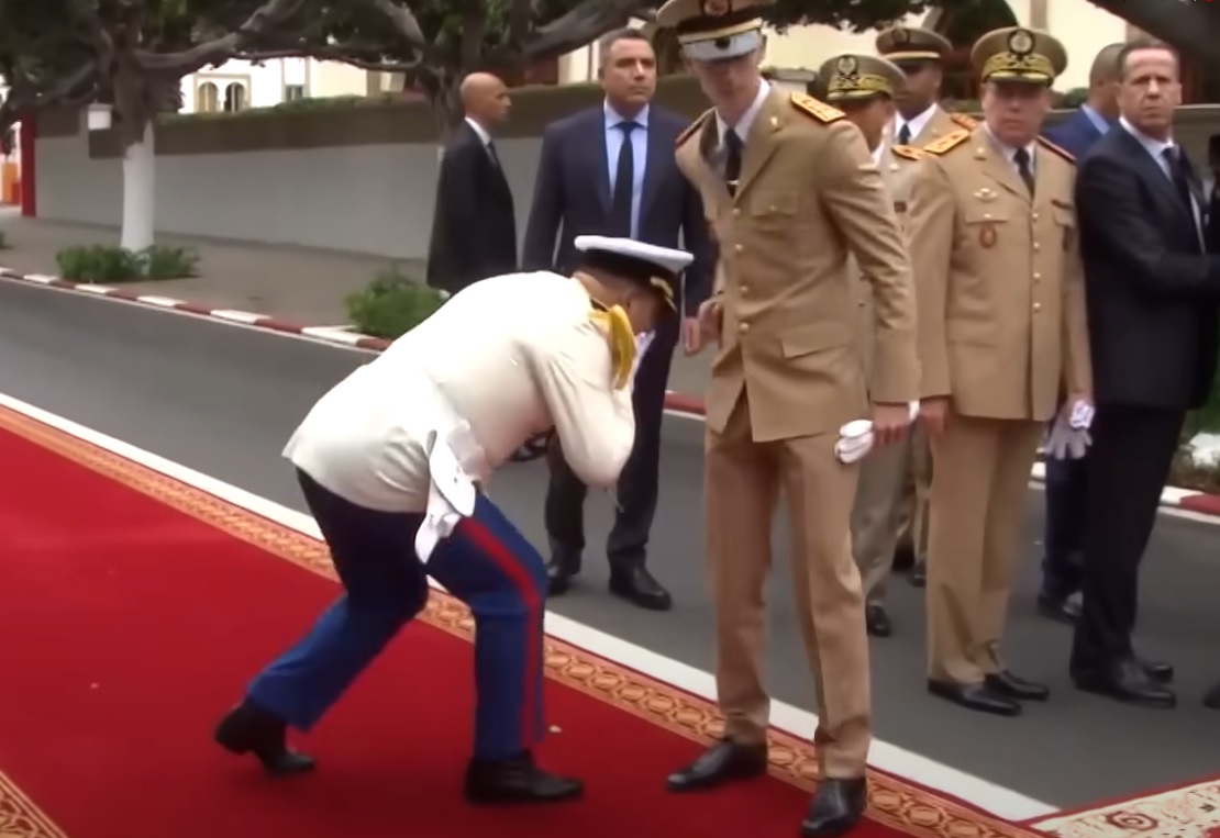 المغرب : قائد المنطقة الجنوبية يركع لولي العهد – فيديو
