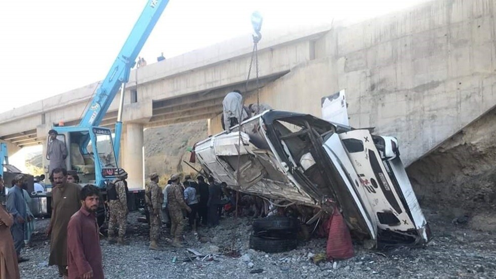 قتلى وجرحى إثر سقوط حافلة ركاب في واد جنوب غربي باكستان (فيديو)