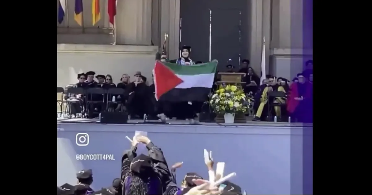 رغم القمع – طلبة يبتكرون طرقا لدعم فلسطين بحفلات التخرج  – شاهد
