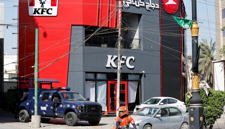 العراق : غاضبون يهاجمون فروع كنتاكي دعما لغزة – شاهد