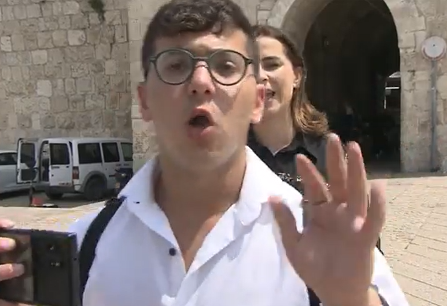 مستوطن متطرف يضايق مراسلة الجزيرة بعد عملية القدس – شاهد