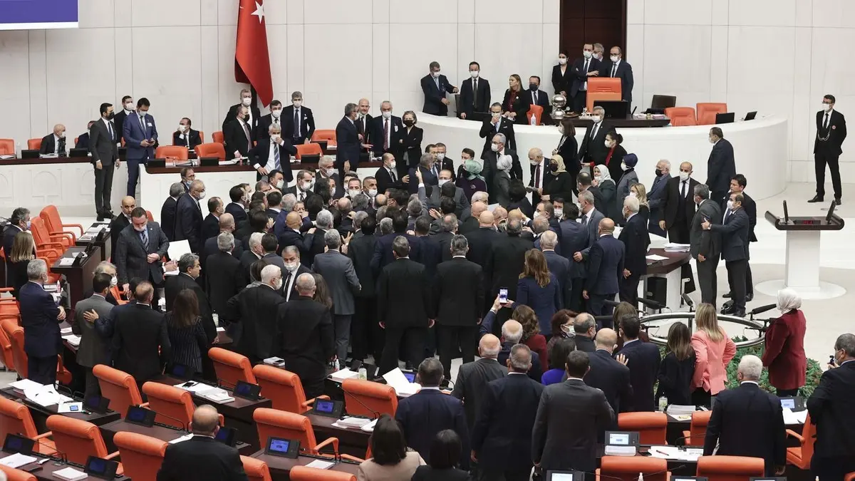 عراك بالبرلمان التركي بسبب اعتقال رئيس بلدية مؤيد للأكراد – شاهد