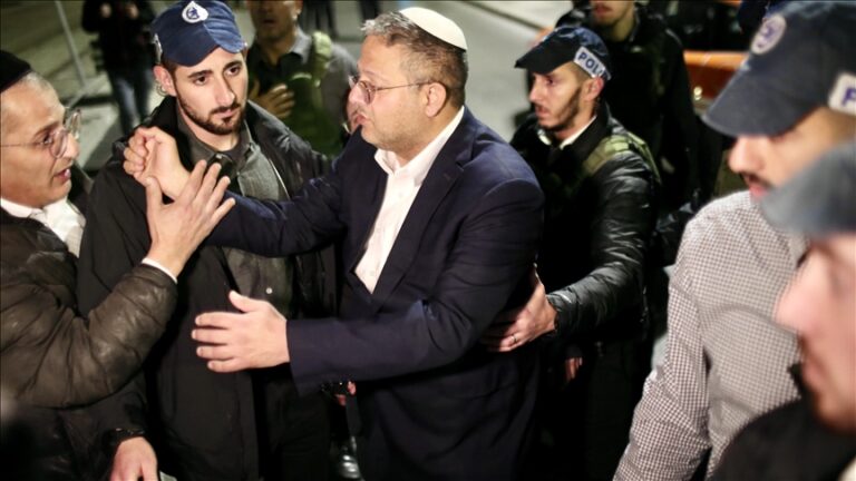 المتطرف بن غفير يقتحم زنازين أسيرات فلسطينيات