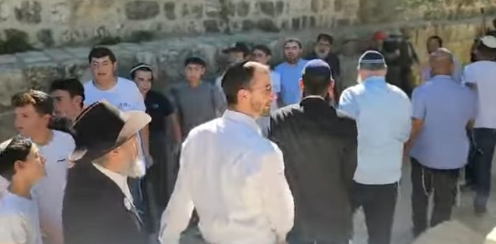 احتفالات المستوطنين في الأقصى بمقتل نصر الله – شاهد