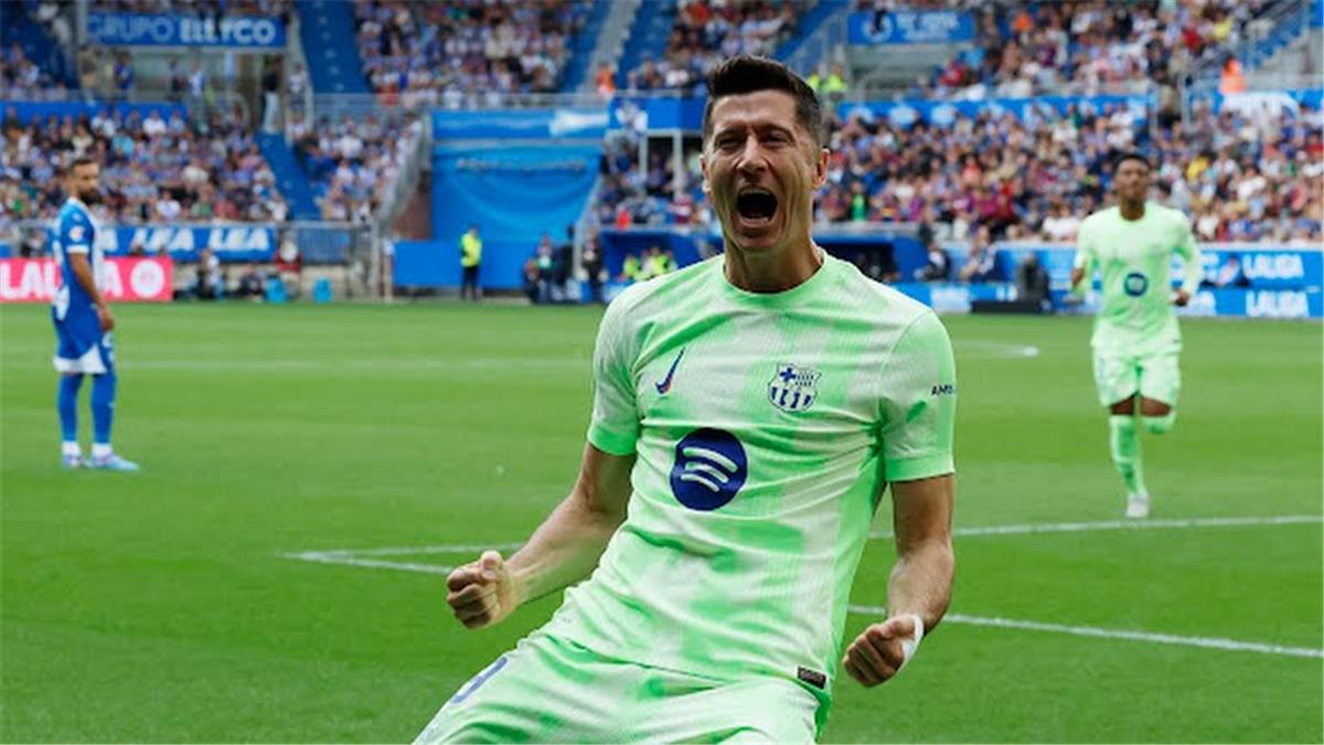 هاتريك ليفاندوفسكي يقود برشلونة للفوز على ألافيس بالدوري الإسباني