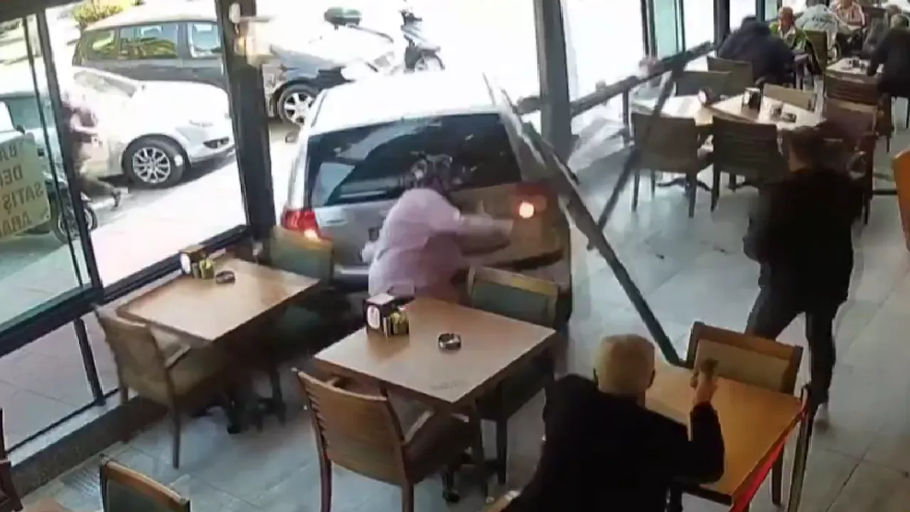 مسن تركي يدخل بسيارة إلى مقهى ويسبب كارثة – فيديو