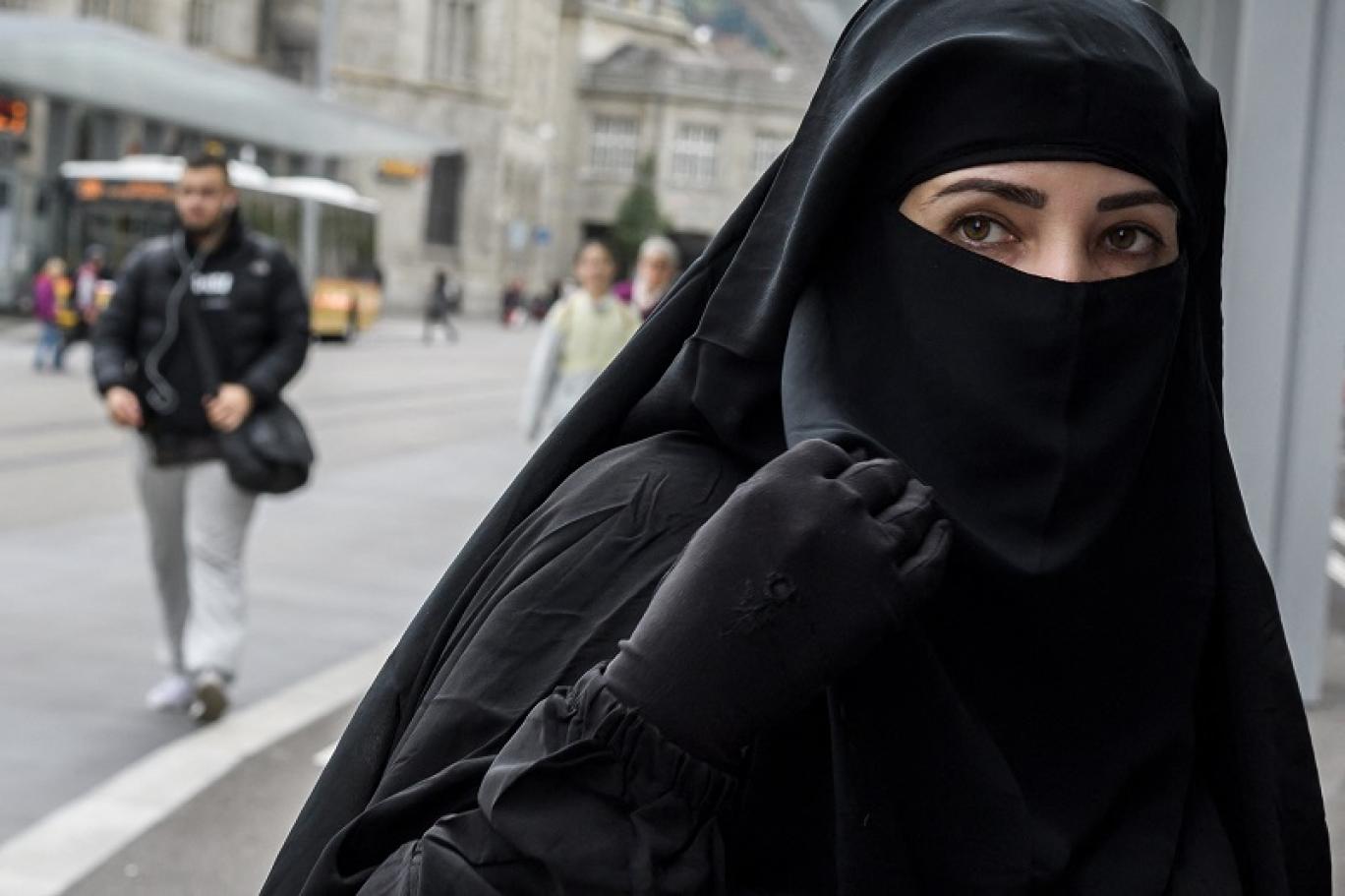 بلدية إسبانية تحظر ارتداء البرقع والنقاب