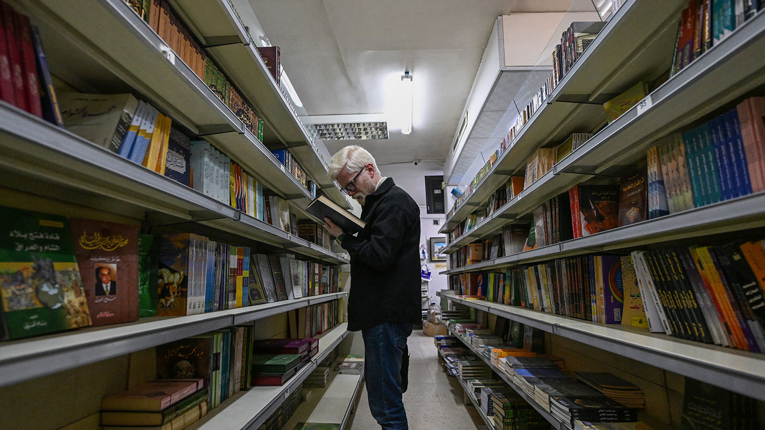 كانت تُباع سراً… كتب محظورة تعود إلى مكتبات دمشق