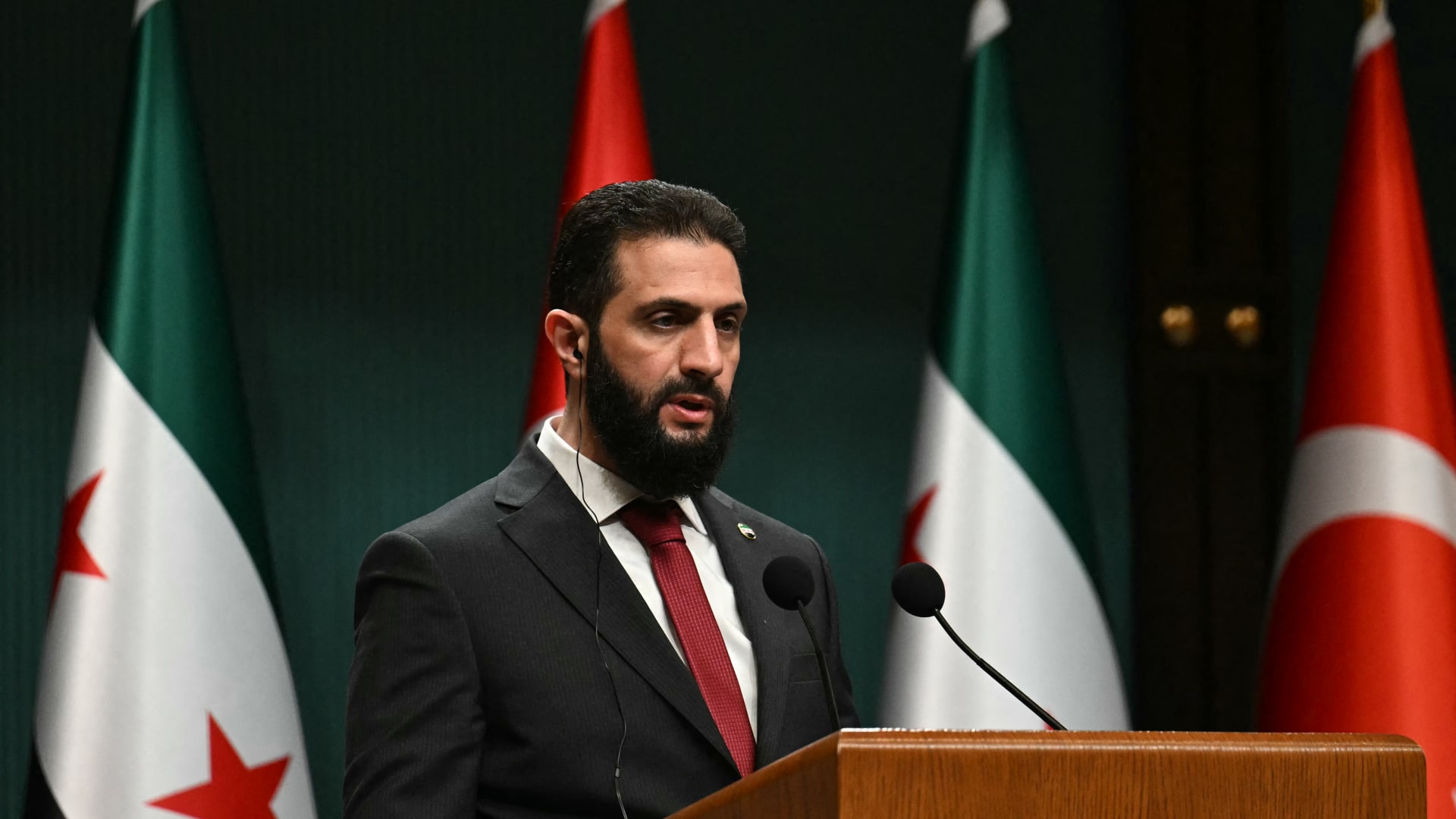 سفير أميركي سابق يكشف دور واشنطن في تأهيل أحمد الشرع لحكم سوريا