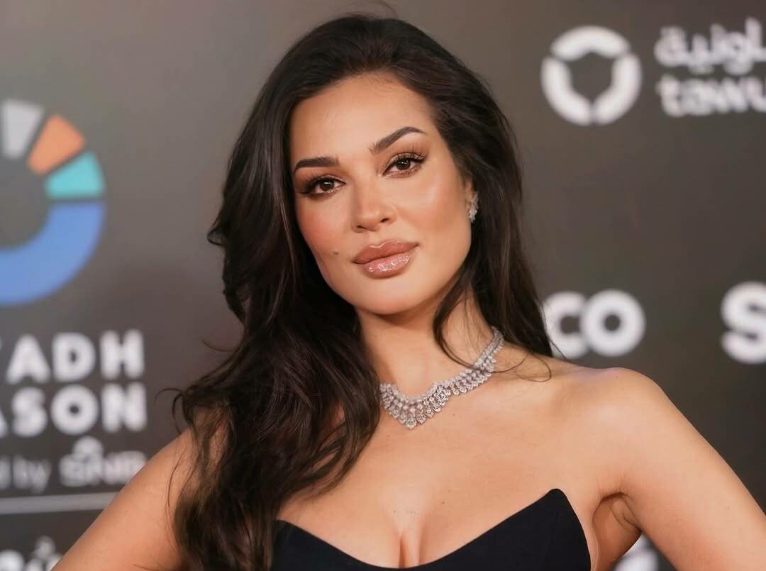 نادين نسيب نجيم تستعرض بالقصير أمام سيارة فارهة