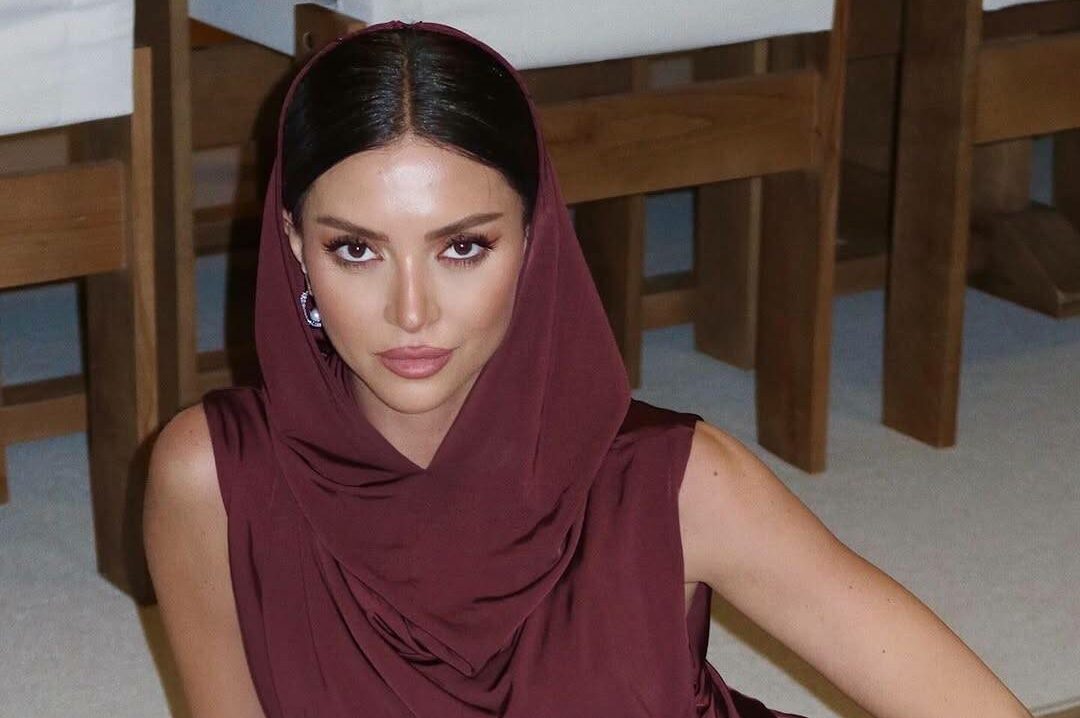 نتالي فنج إطلالة جريئة بفستان بورغندي