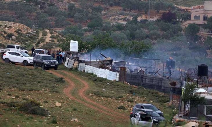 مستوطنون يدمرون مدرسة فلسطينية جنوبي الضفة – شاهد