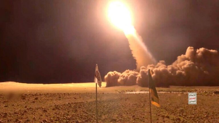 الحوثيون يستهدفون باب المندب بصاروخين باليستيين