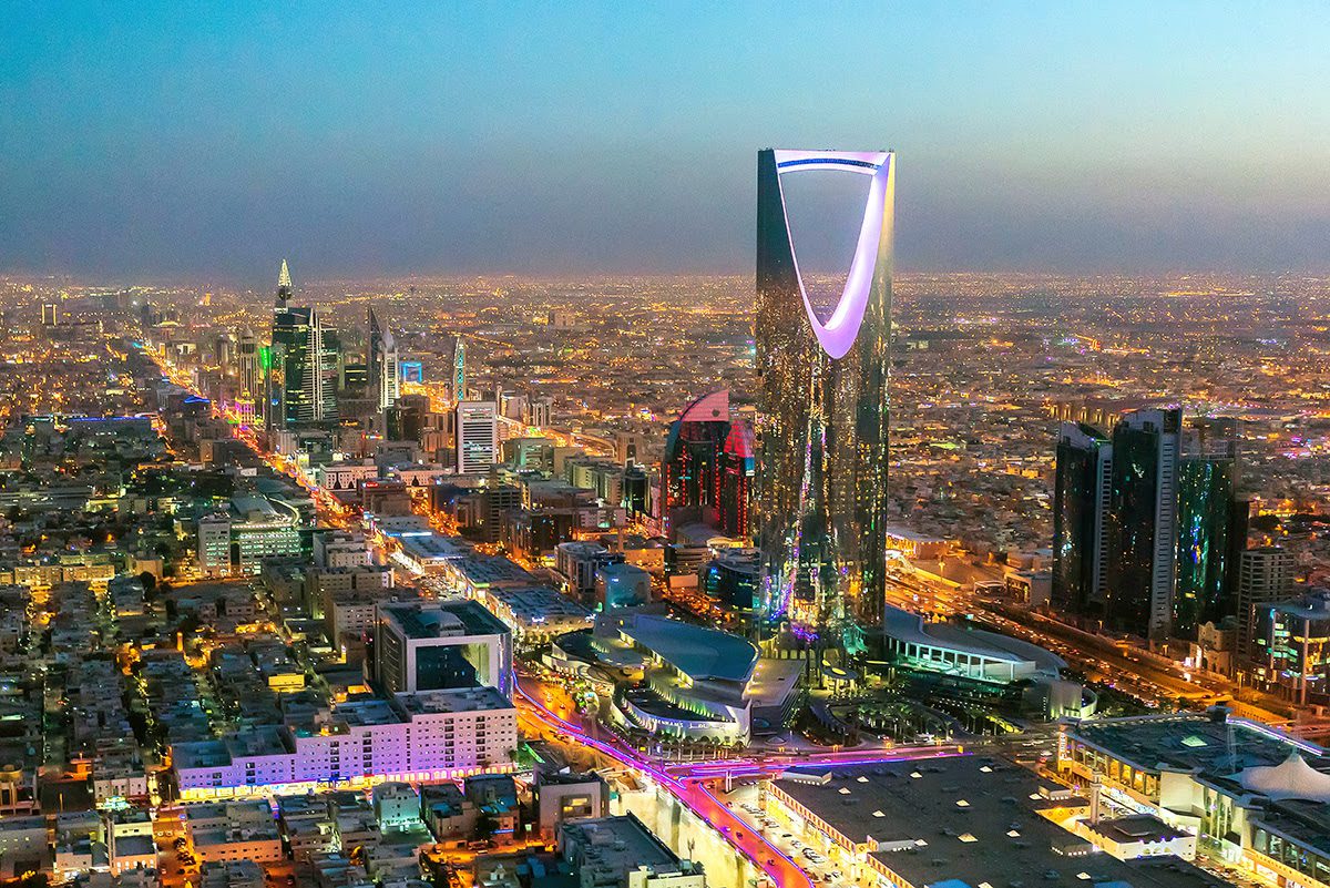 السعودية توقف بعض مطاراتها عن الخدمة بعد هجمات حوثية
