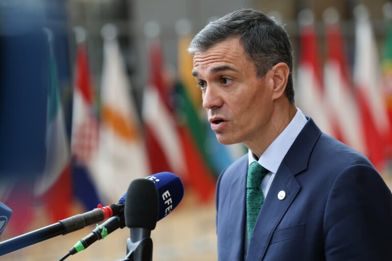 سانشيز يرفض الربط بين أزمة المهاجرين والتضامن الأوروبي