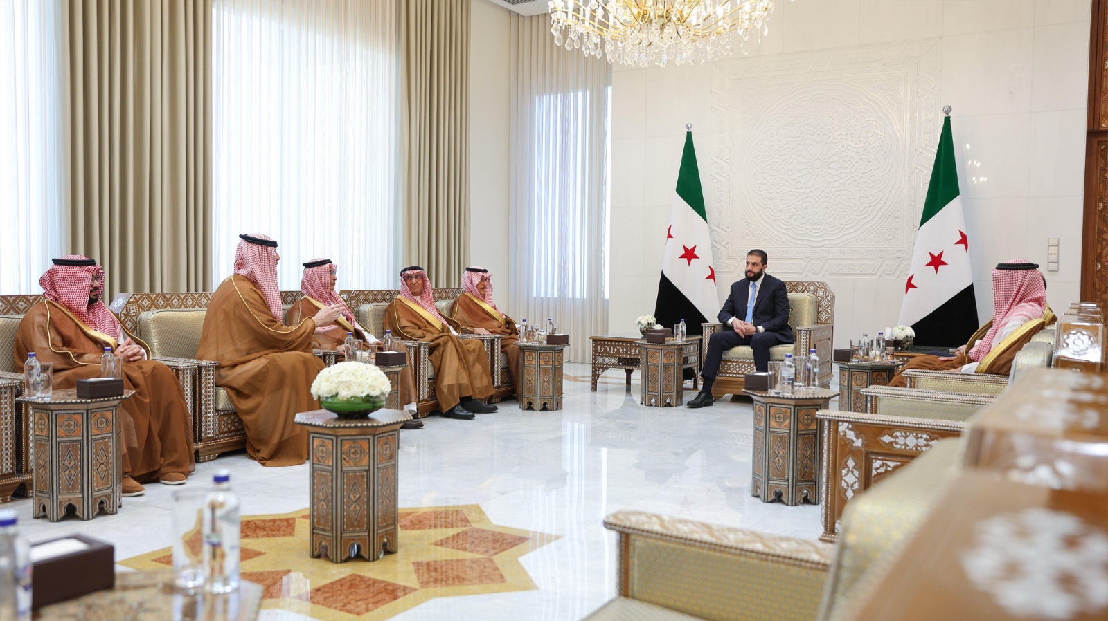 الشرع يلتقي وفدًا من رجال الأعمال السعوديين بدمشق