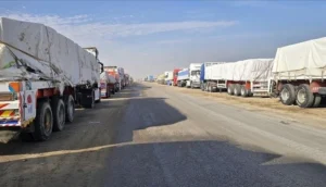 شاحنات محملة بالمساعدات الإنسانية تنتظر الدخول إلى قطاع غزة