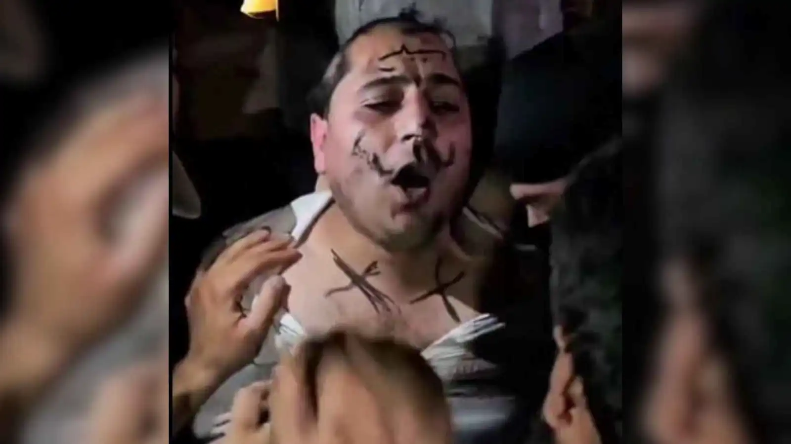 سوريا : اعتقال وسحل مطرب في حلب – فيديو