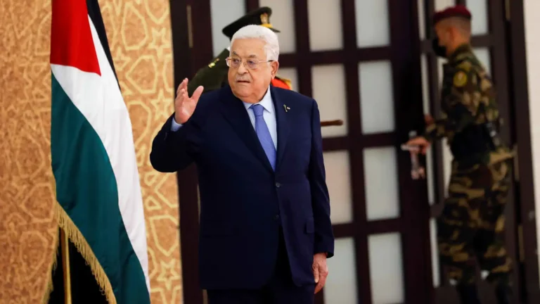 عباس يعيد عدد أعضاء البرلمان الفلسطيني إلى 132 نائبا