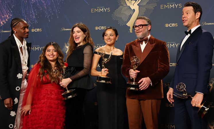 فريق مسلسل “الاستوديو” الحاصل على جائزة أفضل مسلسل كوميدي