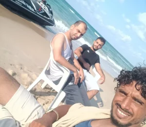 الفلسطيني محمد أبو دخة يلتقط «سيلفي» مع زملائه ضياء (27 عاماً) وباسم (23 عاماً) في لامبيدوسا (رويترز)