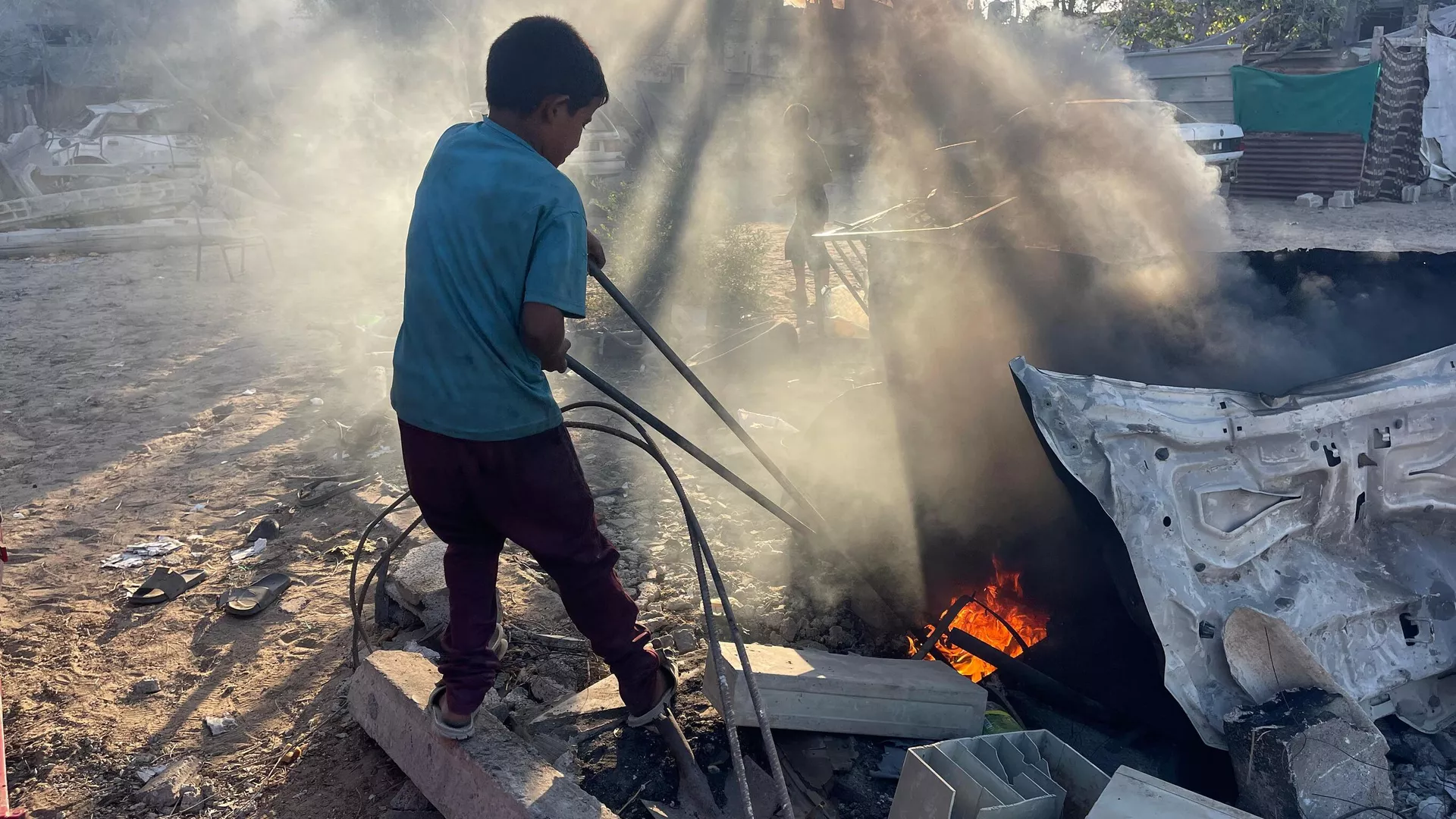 طفل فلسطيني يبتكر آلة لصنع الوقود البديل في غزة – شاهد
