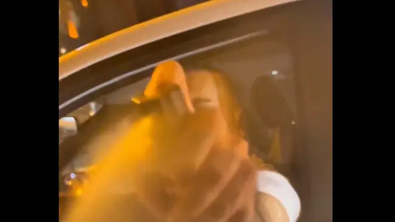 سائق تاكسي يرش امرأة بغاز الفلفل (فيديو)