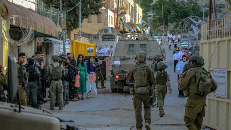 عملية عسكرية واسعة لجيش الاحتلال في مخيم قلنديا بالضفة – فيديو