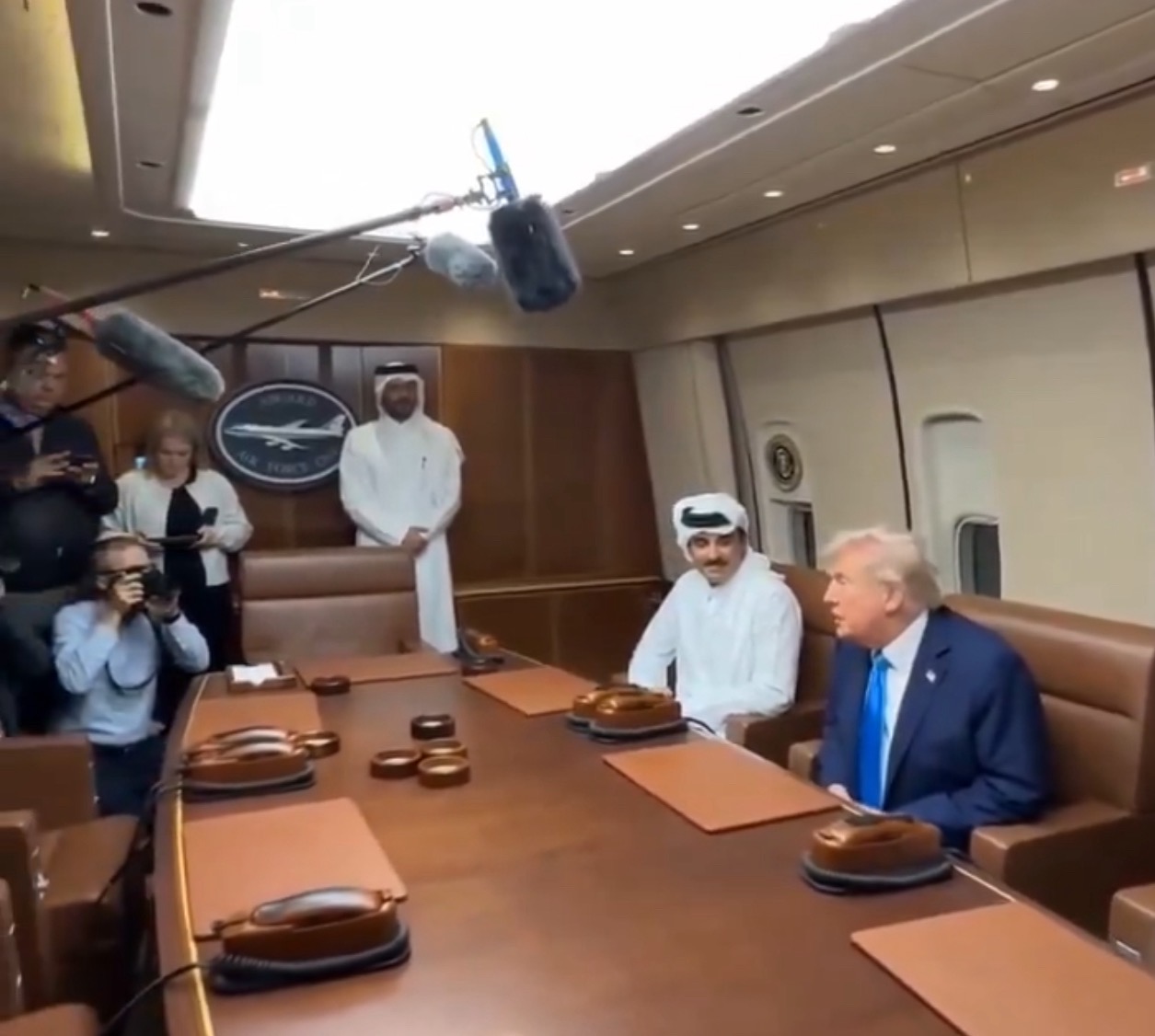 ترامب يلتقي أمير قطر خلال توقف في طريقه إلى آسيا