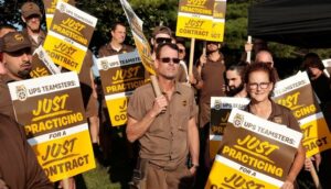 موظفون لدى يو بي إس يتظاهرون ضد شطب الوظائف