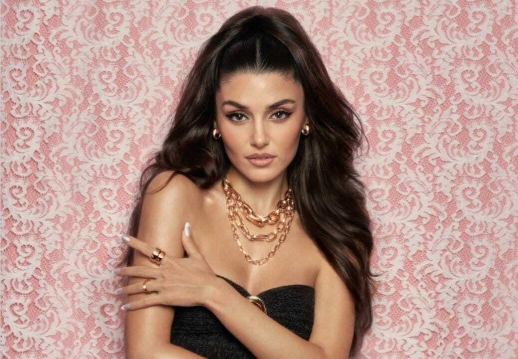 هاندا إرتشيل تتألق في عرض Balmain وتتصدّر غلاف غراتسيا إيطاليا
