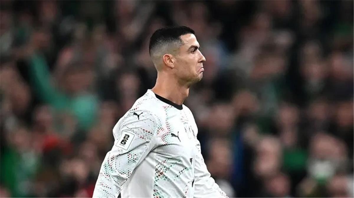 الفيفا يصدر قرارا تأديبيا بحق رونالدو بعد طرده في لقاء إيرلندا