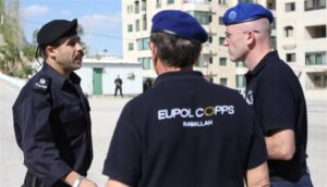 شرطيان أوروبيان برفقة شرطي فلسطيني برام الله