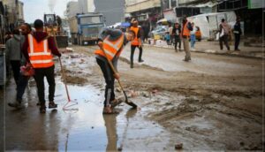 متطوعون ينظفون الشوارع في قطاع غزة