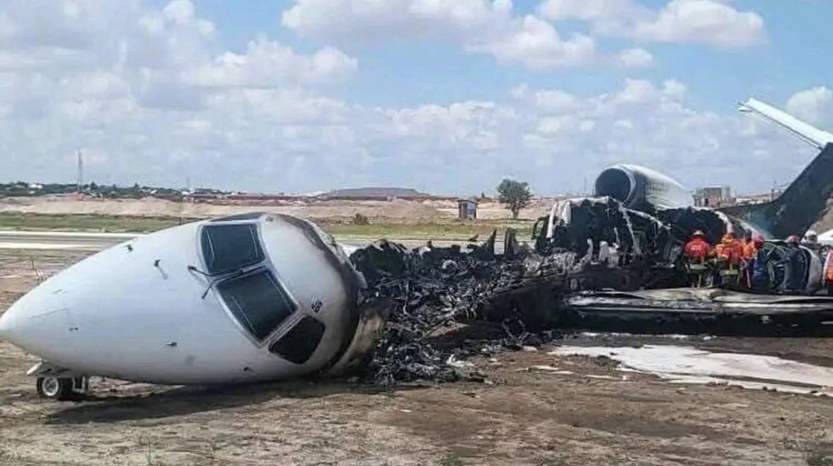 انتشال جثث جميع ضحايا تحطم الطائرة في إندونيسيا (فيديو)