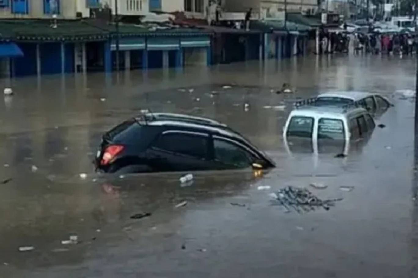 وفاة 21 مغربيا في أسفي بسبب الفيضانات