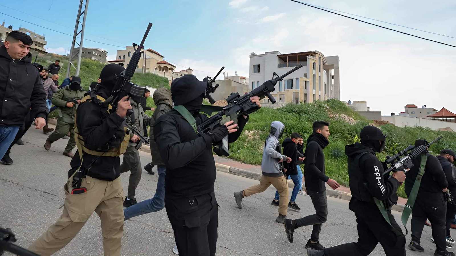 تقرير: عناصر من ميليشيات غزة يسلمون أنفسهم لحماس
