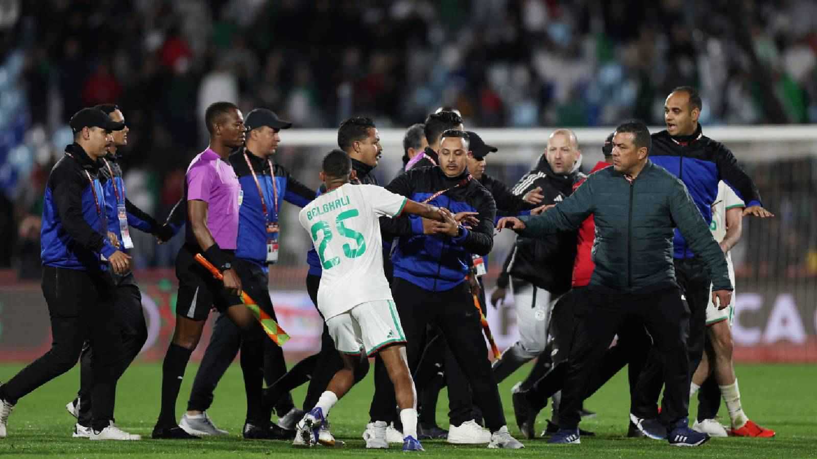 الكاف يعاقب الجزائر بسبب أحداث مباراة نيجيريا بكأس أفريقيا