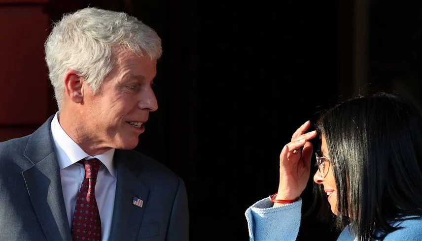 وزير الطاقة الأمريكي رفقة الرئيسة الانتقالية الفنزويلية ديلسي