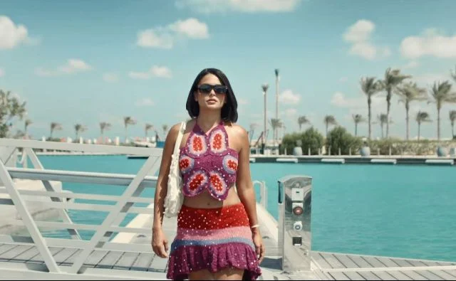 أسماء جلال بالكروب توب الملوّن… إطلالة جريئة تخطف الأنظار