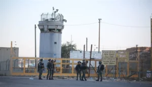 جنود إسرائيليون أمام سجن عوفر