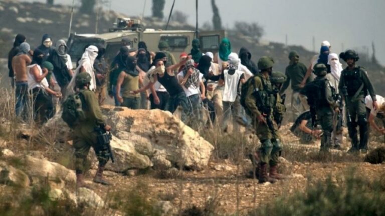 مستوطنون متنكرون بزي جيش الاحتلال يعتدون على عائلة في تلفيت جنوب نابلس