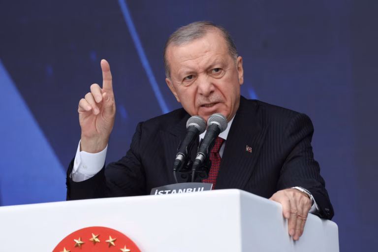 أردوغان يكشف عن صاروخ باليستي جديد