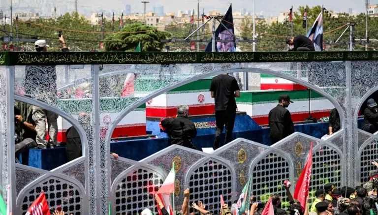 وفد من حماس يزور طهران ويعزي بخامنئي